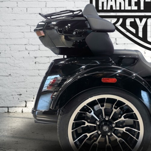 2026 Harley-Davidson® Street Glide™ 3 Limited Vivid Black Black Trim thumb 0