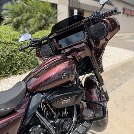2024 Harley-Davidson® CVO™ Street Glide® Copperhead thumb 3