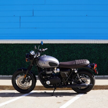 2025 Triumph Bonneville T120 Black thumb 2