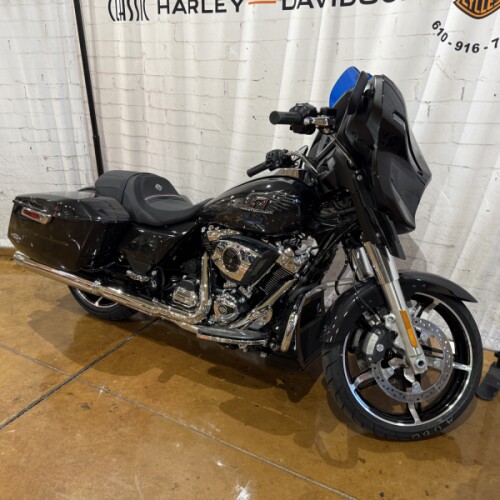 2026 Harley-Davidson® Street Glide® Midnight Ember Chrome Trim thumb 1