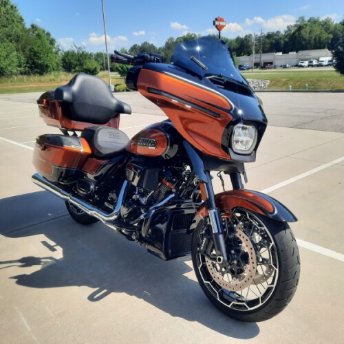 2023 Harley-Davidson® CVO™ Street Glide® Whiskey Neat w/Raven Metallic thumb 1