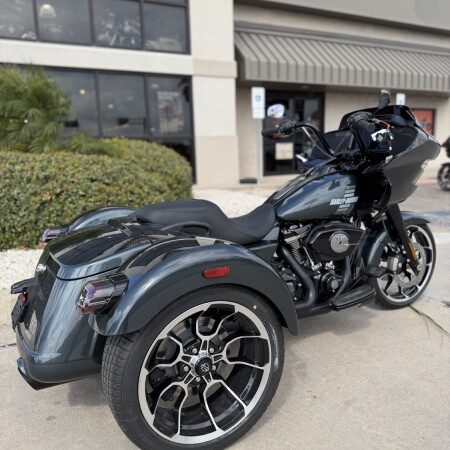 2026 Harley-Davidson® Road Glide 3 Iron Horse Metallic thumb 3