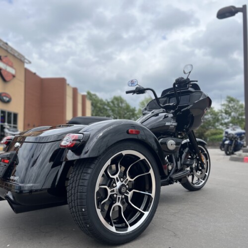 2026 Harley-Davidson® FLTRT Road Glide 3 Vivid Black thumb 2
