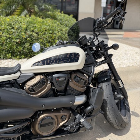 2022 Harley-Davidson® Sportster® S White Sand Pearl thumb 2