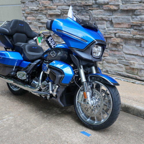 2026 Harley-Davidson® CVO Street Glide Limited Electric Coast CVO Two-Tone thumb 3
