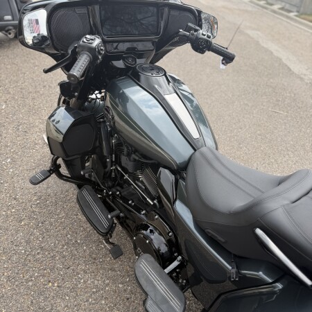 2026 Harley-Davidson® Street Glide 3 Limited Iron Horse Metallic Chrome Trim thumb 0