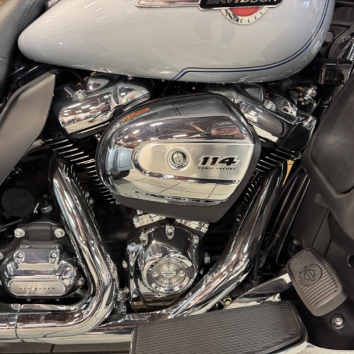 2023 Harley-Davidson® Tri Glide® Ultra Atlas Silver Metallic FLHTCUTG thumb 2