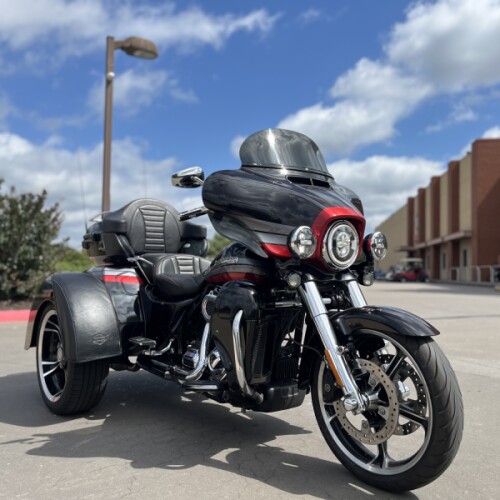 2020 Harley-Davidson® CVO™ FLHTCUTG Tri Glide® Blizzard White Pearl w/ Lightning Silver 952222 thumb 3