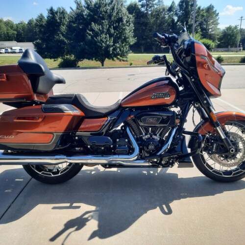 2023 Harley-Davidson® CVO™ Street Glide® Whiskey Neat w/Raven Metallic thumb 0