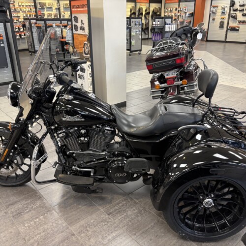 2023 Harley-Davidson® Freewheeler® Vivid Black thumb 3