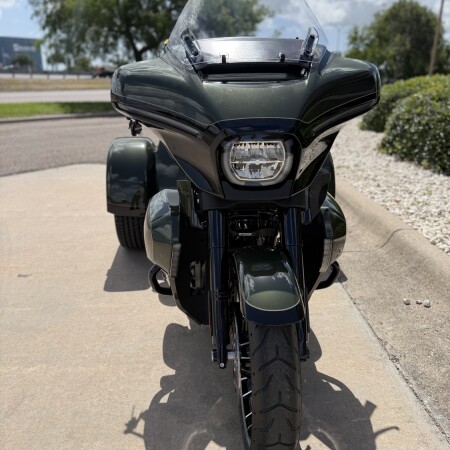2026 Harley-Davidson® Street Glide 3 Limited OLIV STL MTL/BLK W/ PINSTRI thumb 2
