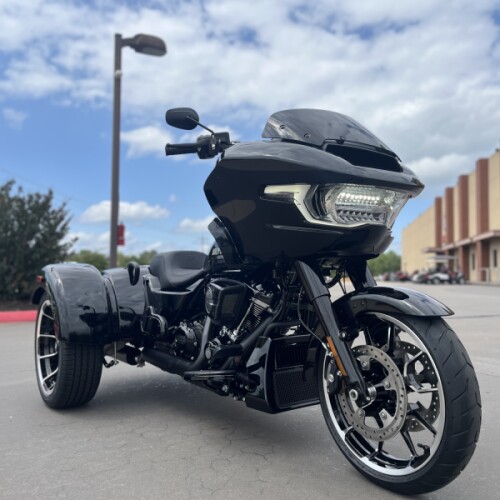 2026 Harley-Davidson® FLTRT Road Glide 3 Vivid Black thumb 3