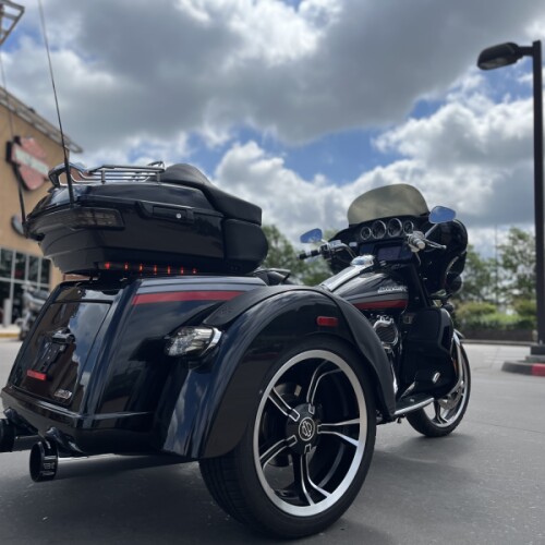 2020 Harley-Davidson® CVO™ FLHTCUTG Tri Glide® Blizzard White Pearl w/ Lightning Silver 952222 thumb 2
