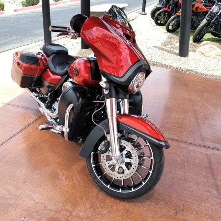 FLHXSE 2018 CVO™ Street Glide® thumb 3