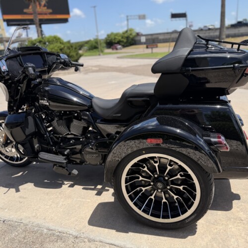 2026 Harley-Davidson® Street Glide 3 Limited Vivid Black Black Trim thumb 0