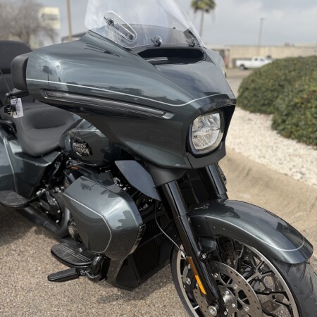 2026 Harley-Davidson® Street Glide 3 Limited Iron Horse Metallic Chrome Trim thumb 2