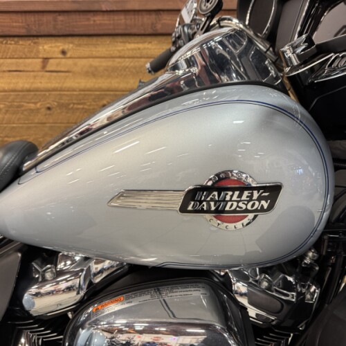 2023 Harley-Davidson® Tri Glide® Ultra Atlas Silver Metallic FLHTCUTG thumb 3