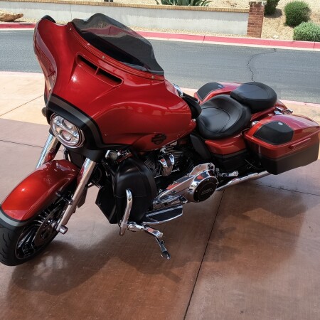 FLHXSE 2018 CVO™ Street Glide® thumb 1