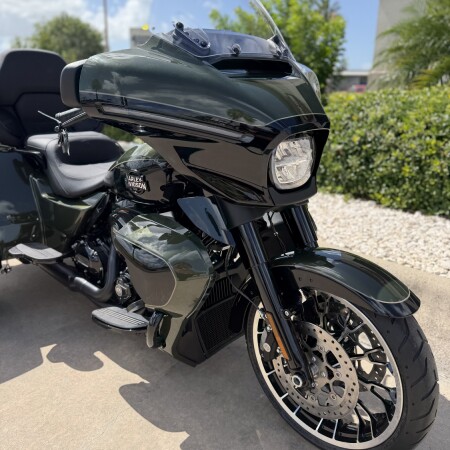 2026 Harley-Davidson® Street Glide 3 Limited Olive Steel Metallic / Vivid Black Black Trim thumb 3