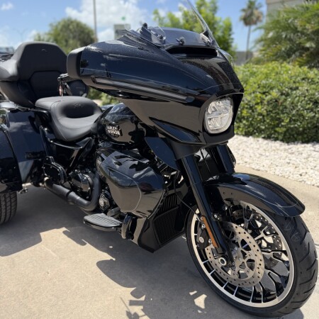 2026 Harley-Davidson® Street Glide 3 Limited Vivid Black Black Trim thumb 3