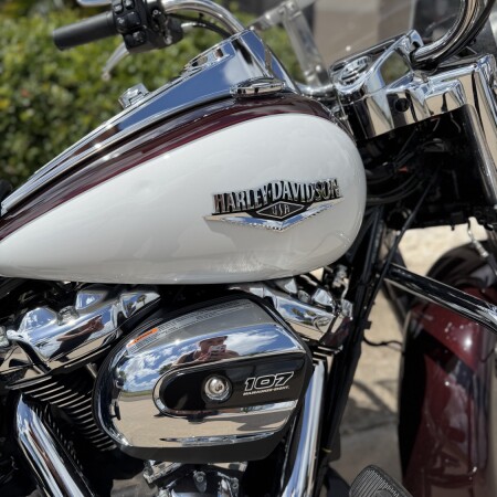 2021 Harley-Davidson® Road King® Midnight Crimson & Stone Washed White Pearl thumb 3