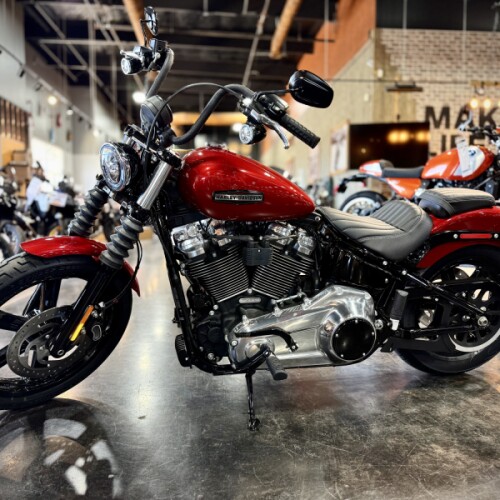 2026 Harley-Davidson® Street Bob® Brilliant Red Chrome Cast Wheels thumb 2