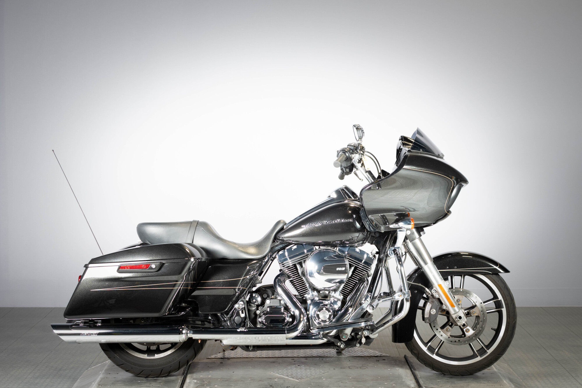 Used 2021 Midnight Crimson & Stone Washed White Pearl Harley