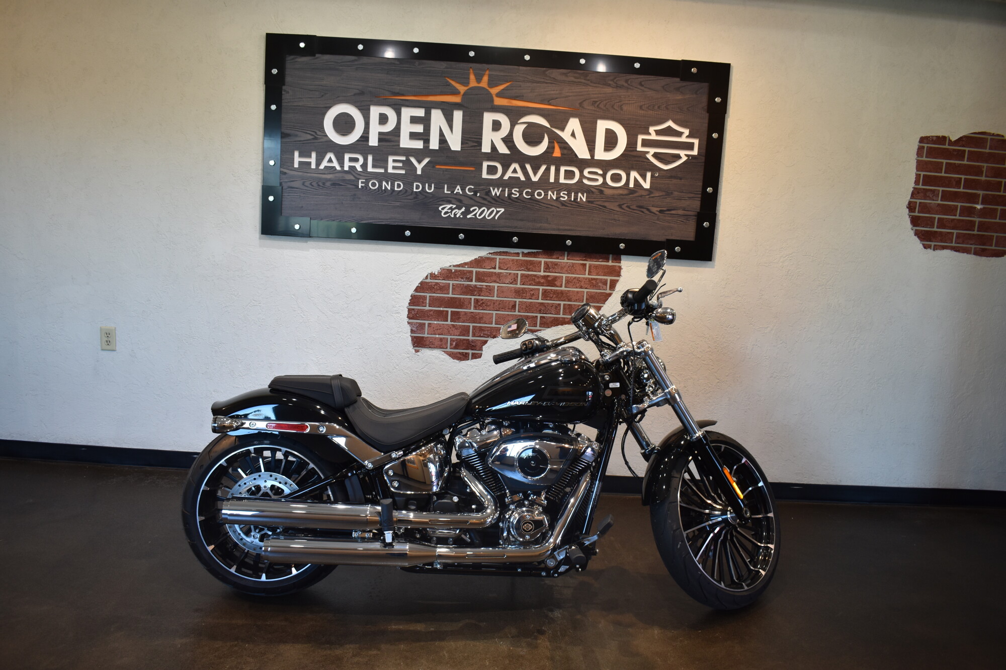 2026 Harley-Davidson® Breakout® Vivid Black Chrome Trim
