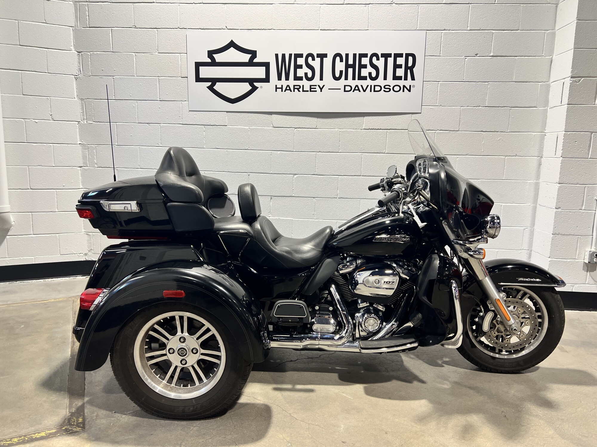 2018 Harley-Davidson® Tri Glide® Ultra Vivid Black FLHTCUTG