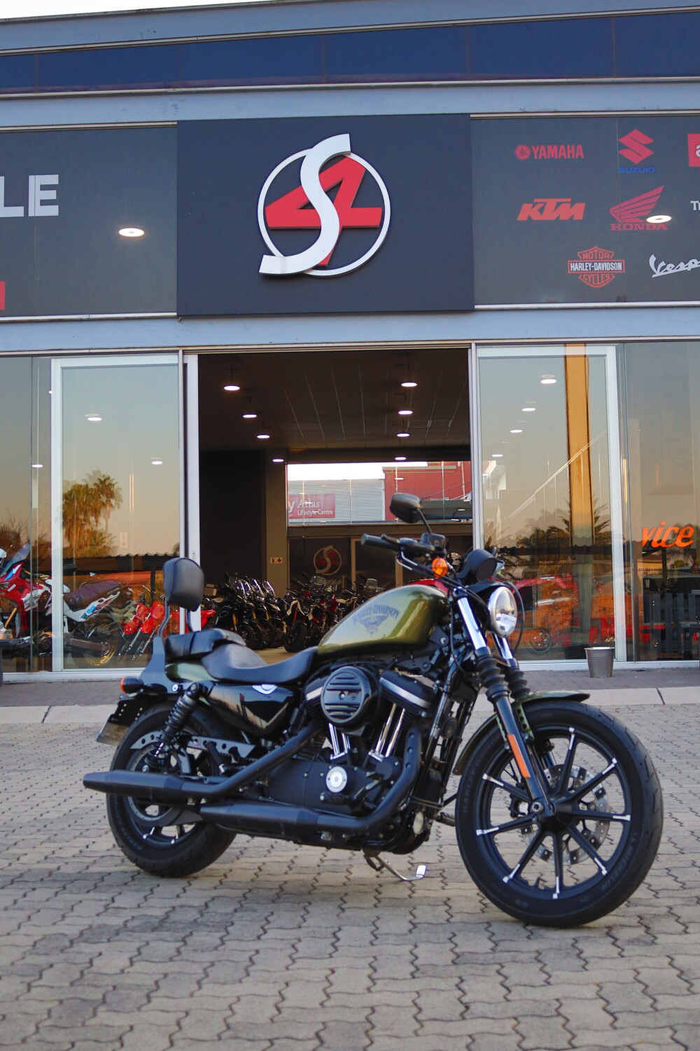 2016 Harley-Davidson® Iron 883™ Olive Gold