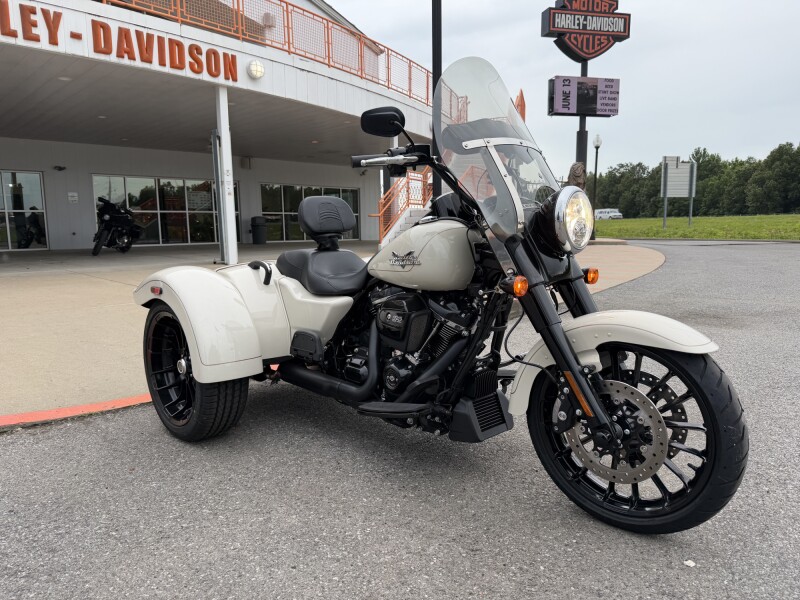 2023 Harley-Davidson® Freewheeler® White Sand Pearl