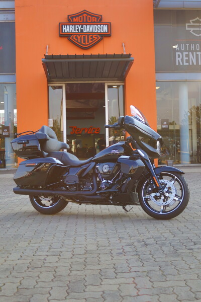 2026 Harley-Davidson® Street Glide Limited Vivid Black Black Trim