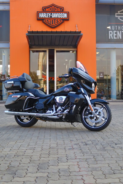 2025 Harley-Davidson® Street Glide™ Ultra Vivid Black
