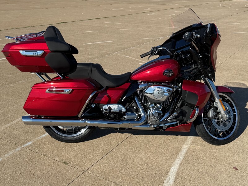 2026 Harley-Davidson® Street Glide Limited Brilliant Red Chrome Trim