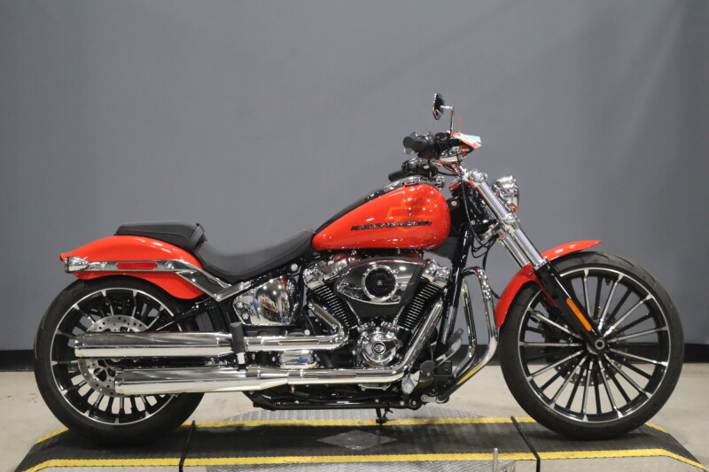 2026 Harley-Davidson® Breakout® Blood Orange Chrome Trim