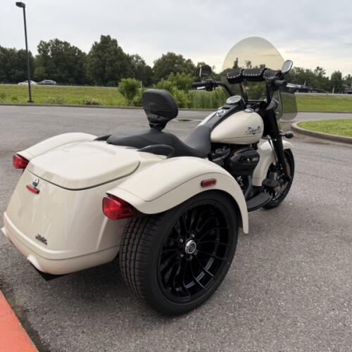 2023 Harley-Davidson® Freewheeler® White Sand Pearl thumb 1