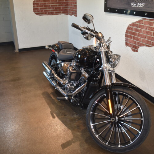 2026 Harley-Davidson® Breakout® Vivid Black Chrome Trim thumb 3