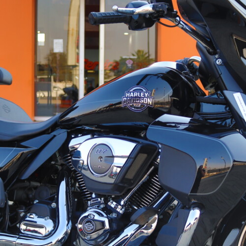 2025 Harley-Davidson® Street Glide™ Ultra Vivid Black thumb 3