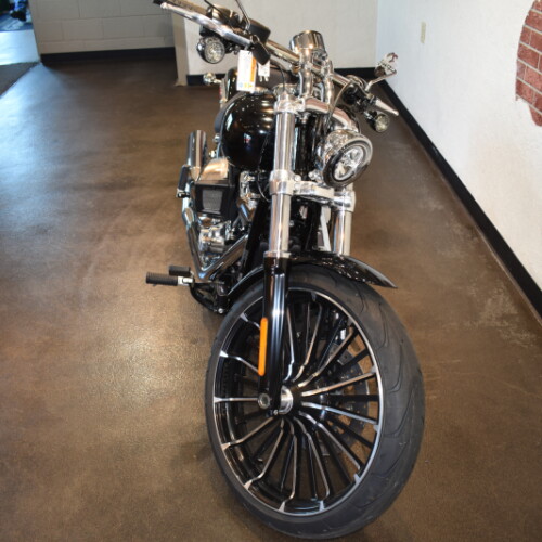2026 Harley-Davidson® Breakout® Vivid Black Chrome Trim thumb 2