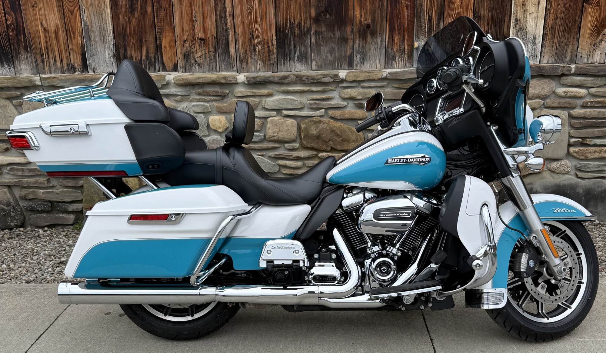 2017 Harley-Davidson® Electra Glide® Ultra Classic® Crushed Ice Pearl/Frosted Teal Pearl