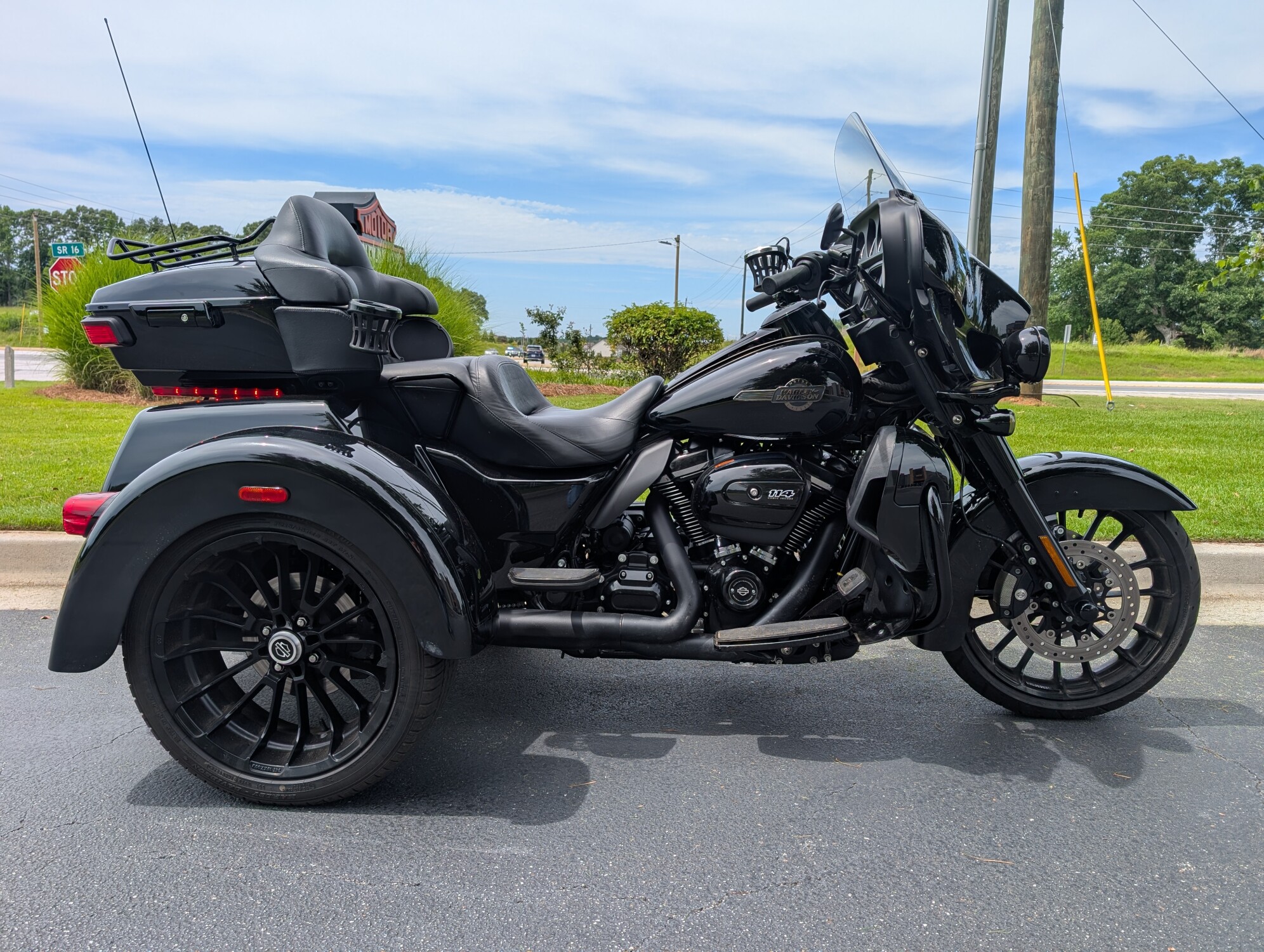 2025 Harley-Davidson® Tri Glide® Ultra Vivid Black - Black Finish