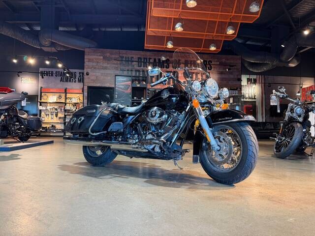 Harley-Davidson® Road King® Classic 2010 FLHR