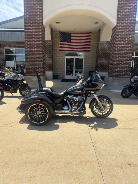 2024 Harley-Davidson® Road Glide® 3 Vivid Black - Black Finish