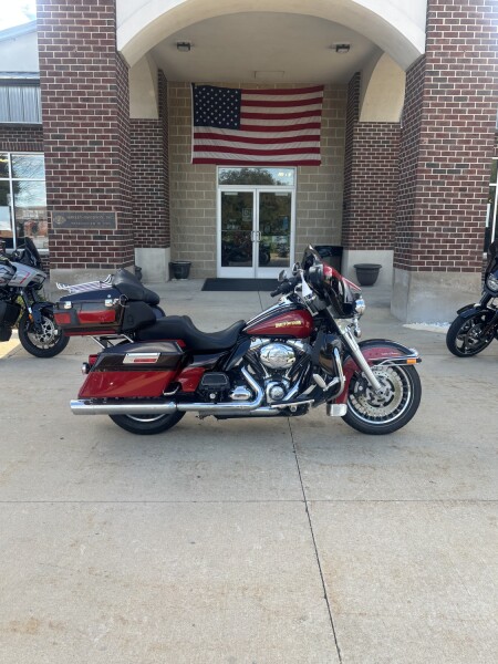 2010 Harley-Davidson® Electra Glide® Ultra Classic® RED/BLACK