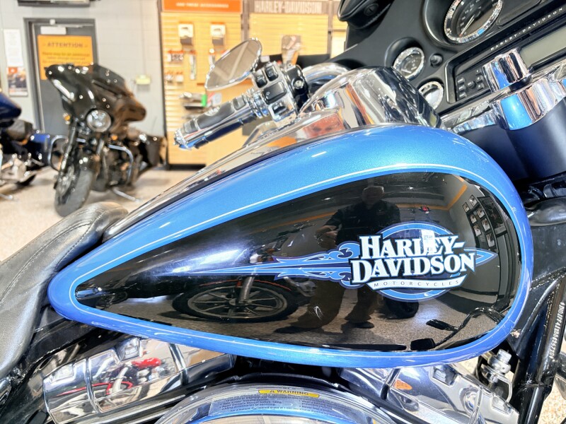 2011 FLHTC Harley-Davidson® Electra Glide® Classic Cool Blue Pearl/Vivid Black