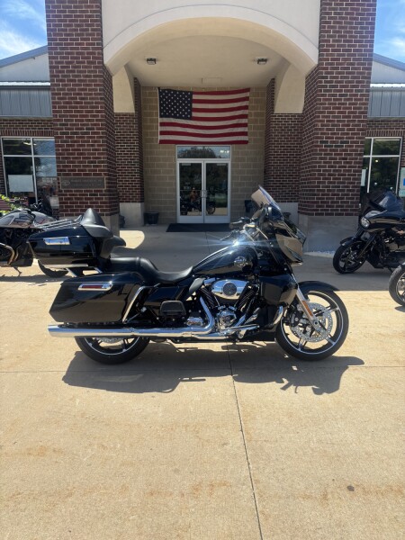 2025 Harley-Davidson® Street Glide® Ultra Vivid Black