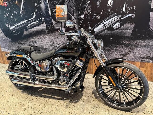 MY25 Harley-Davidson Softail Breakout 117 w/ABS (FXBR) Vivid Black
