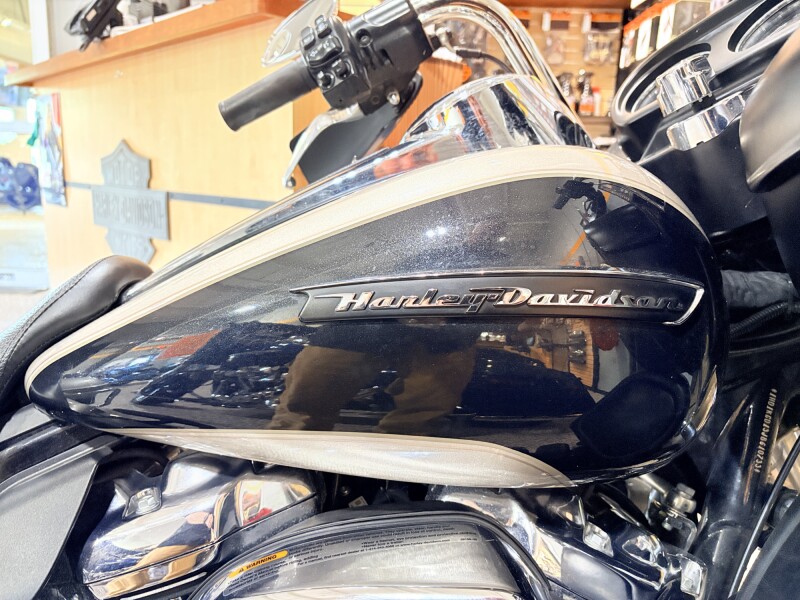 2018 FLTRU Harley-Davidson® Road Glide® Ultra Silver Fortune/Black Tempest