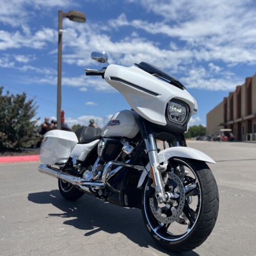 2024 Harley-Davidson® FLHX Street Glide® White Onyx Pearl 640605 thumb 3