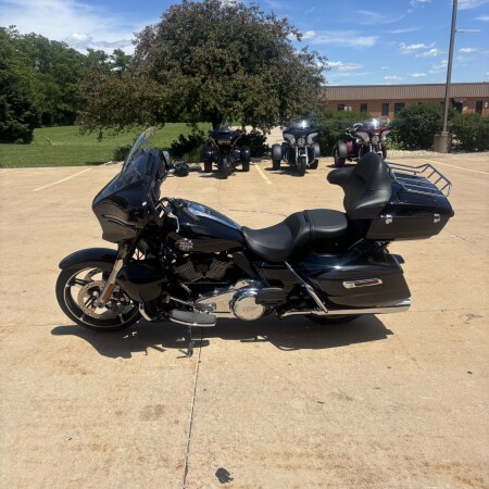 2025 Harley-Davidson® Street Glide® Ultra Vivid Black thumb 0